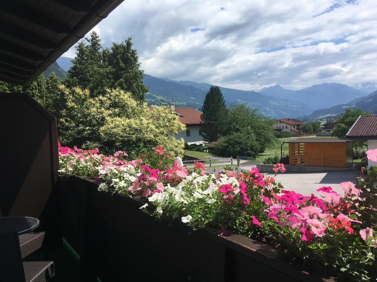 Restaurant Gaestehaus Wiesenheim Hotel Uderns Exterior photo